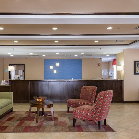 Holiday Inn Express Hartford-Newington By Ihg Bagian luar foto