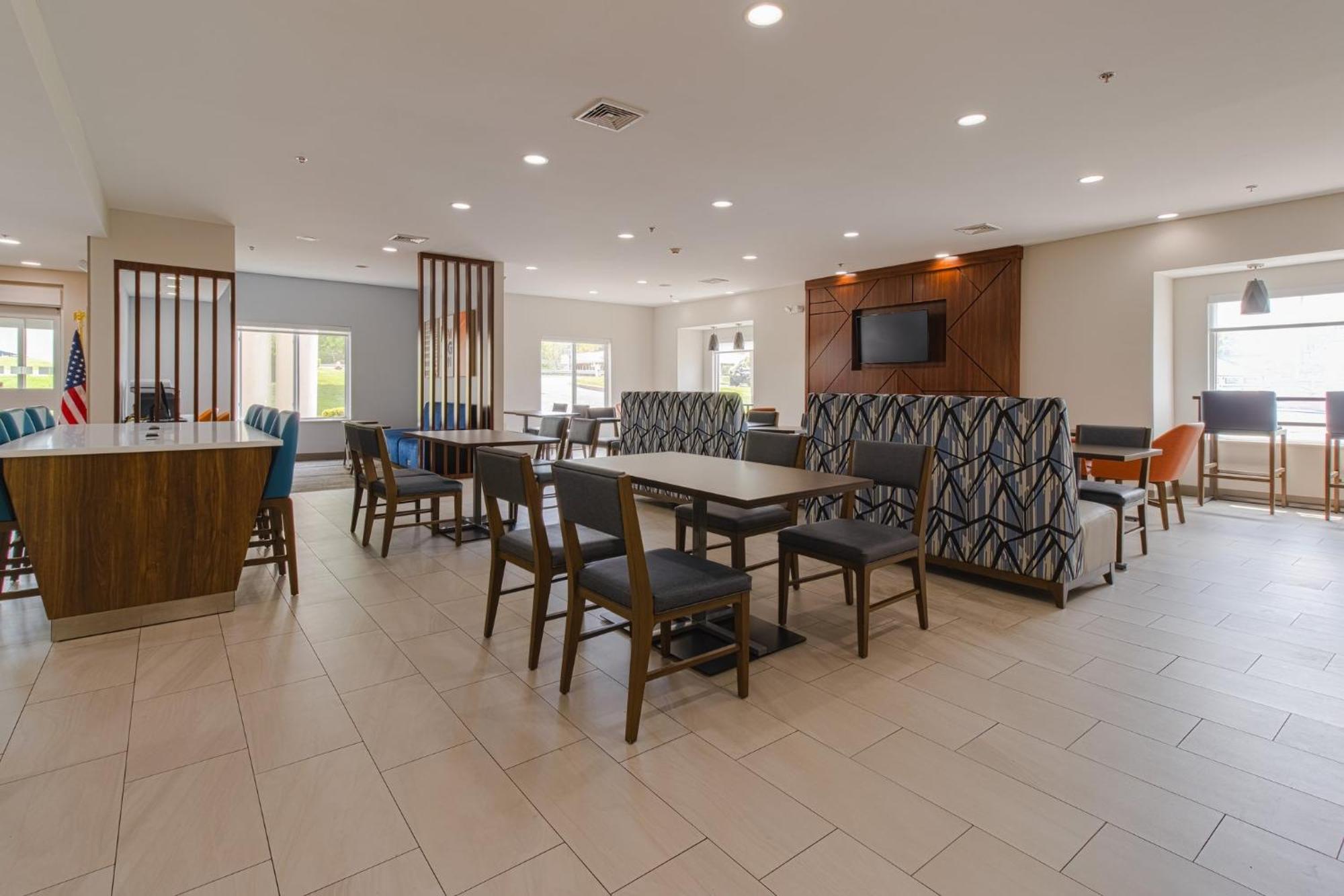 Holiday Inn Express Hartford-Newington By Ihg Bagian luar foto