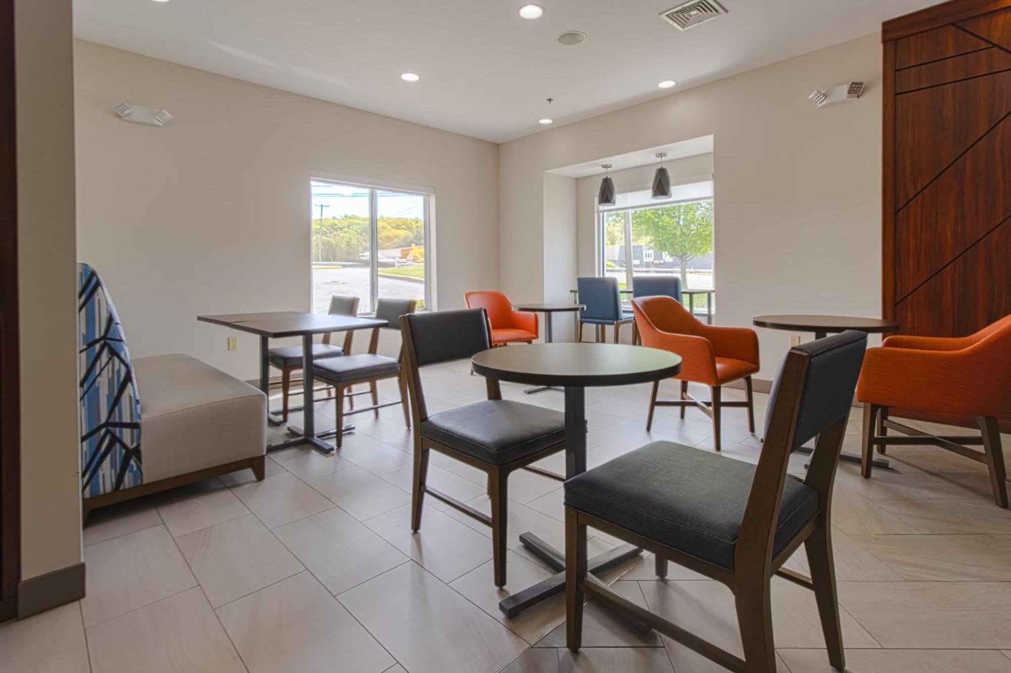 Holiday Inn Express Hartford-Newington By Ihg Bagian luar foto