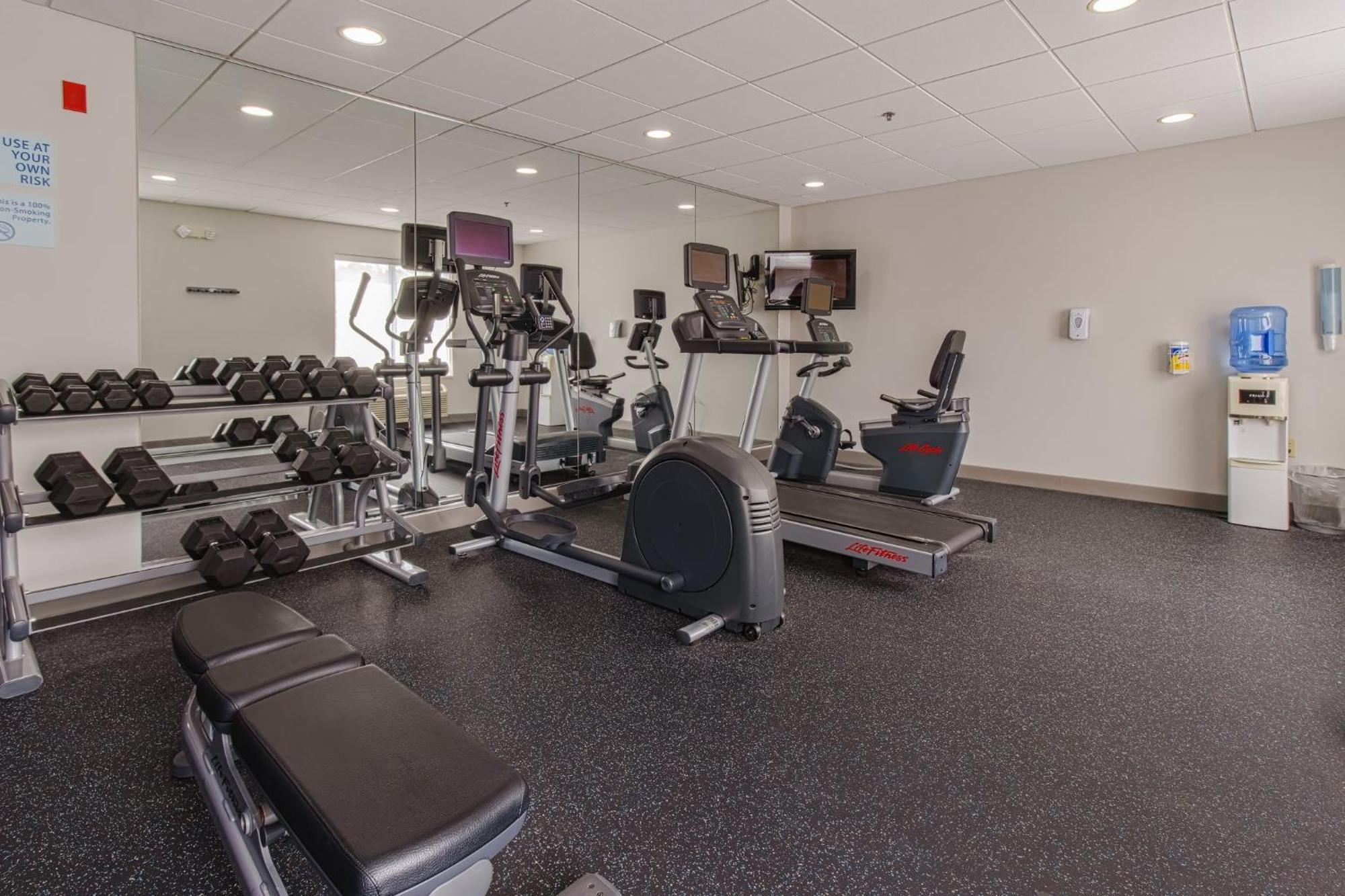 Holiday Inn Express Hartford-Newington By Ihg Bagian luar foto