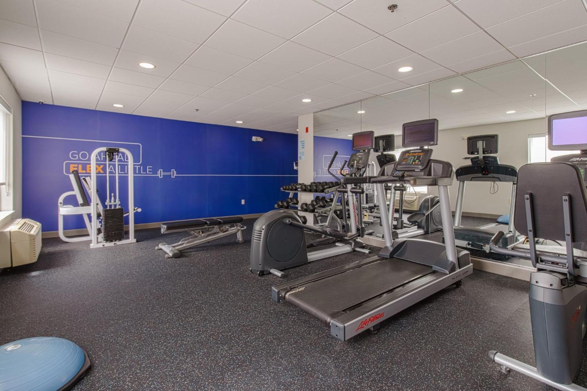 Holiday Inn Express Hartford-Newington By Ihg Bagian luar foto