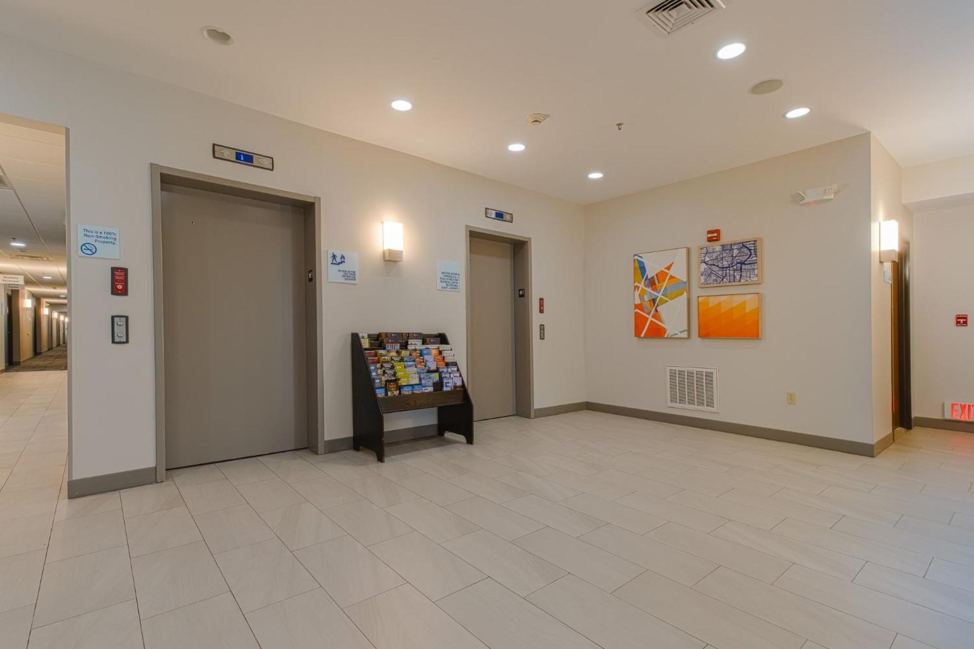 Holiday Inn Express Hartford-Newington By Ihg Bagian luar foto