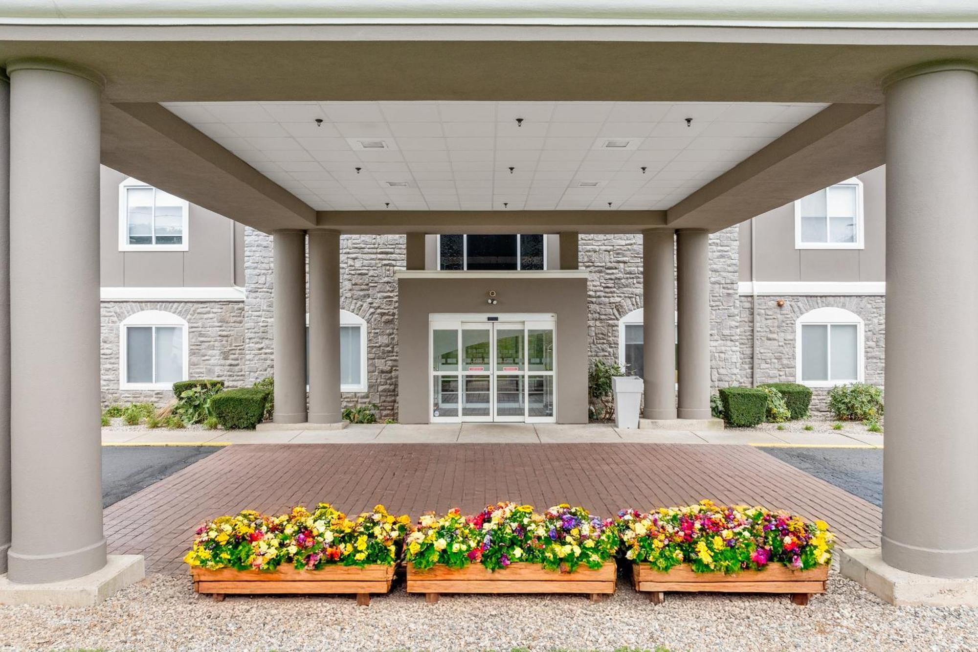 Holiday Inn Express Hartford-Newington By Ihg Bagian luar foto
