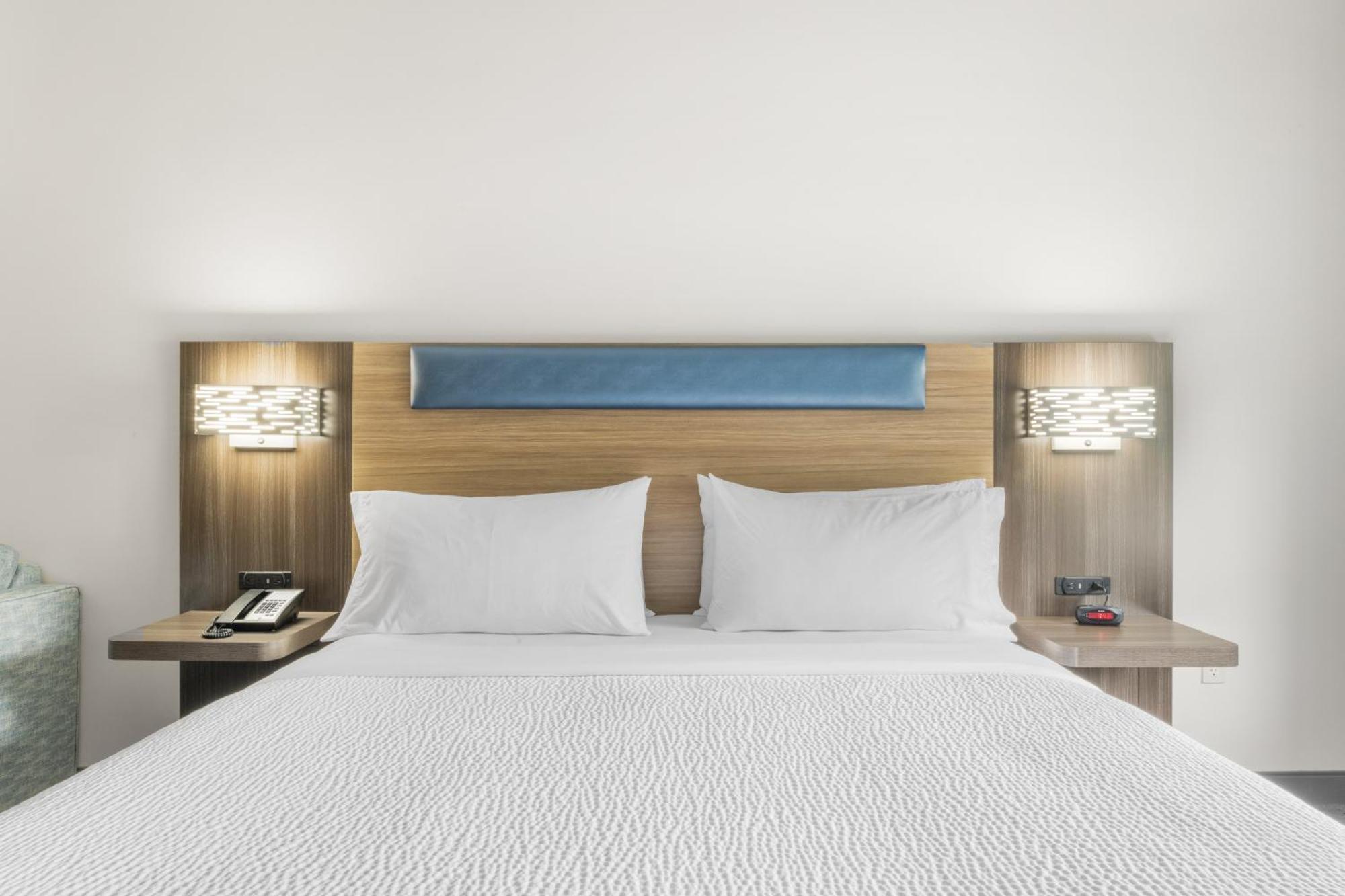 Holiday Inn Express Hartford-Newington By Ihg Bagian luar foto