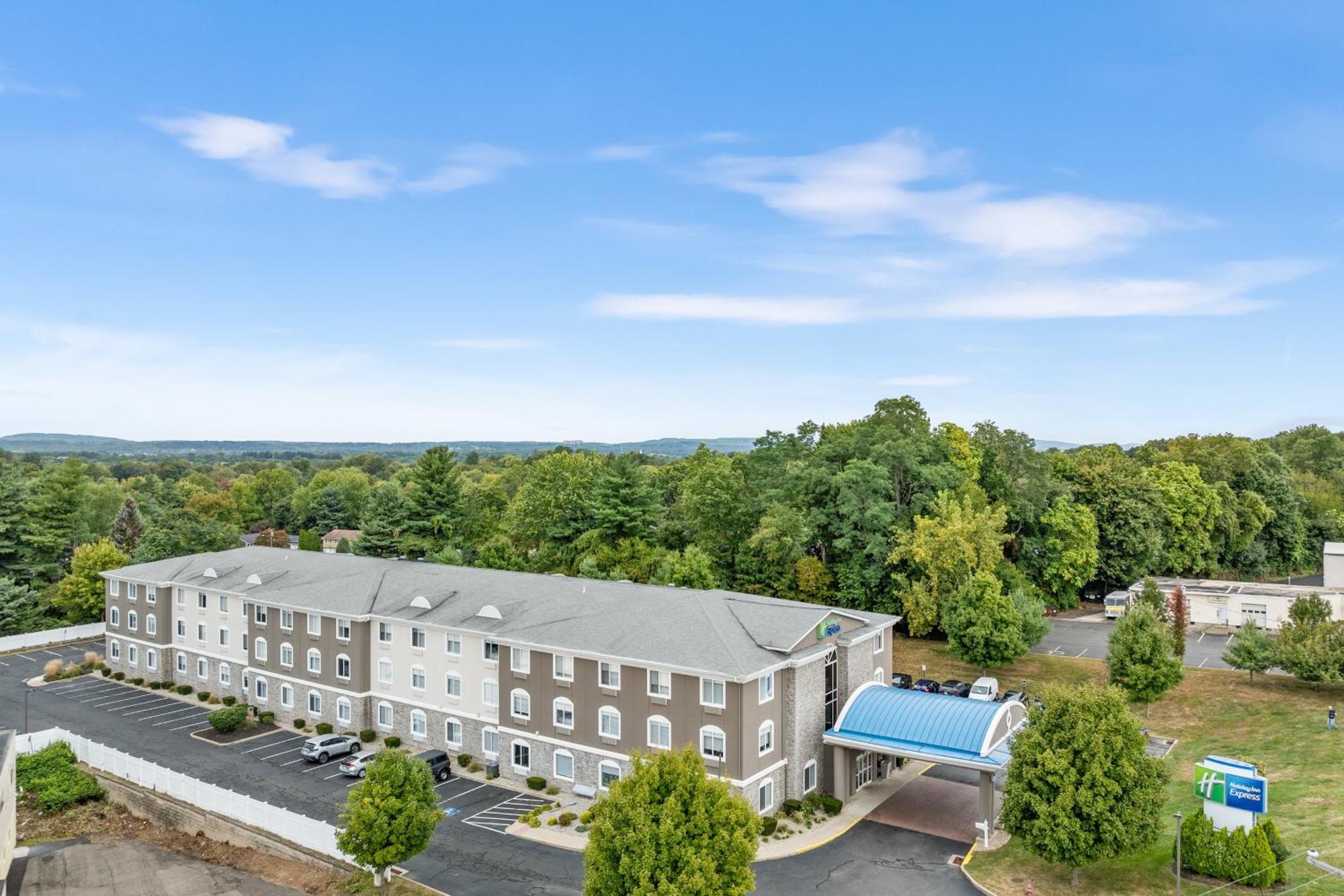 Holiday Inn Express Hartford-Newington By Ihg Bagian luar foto