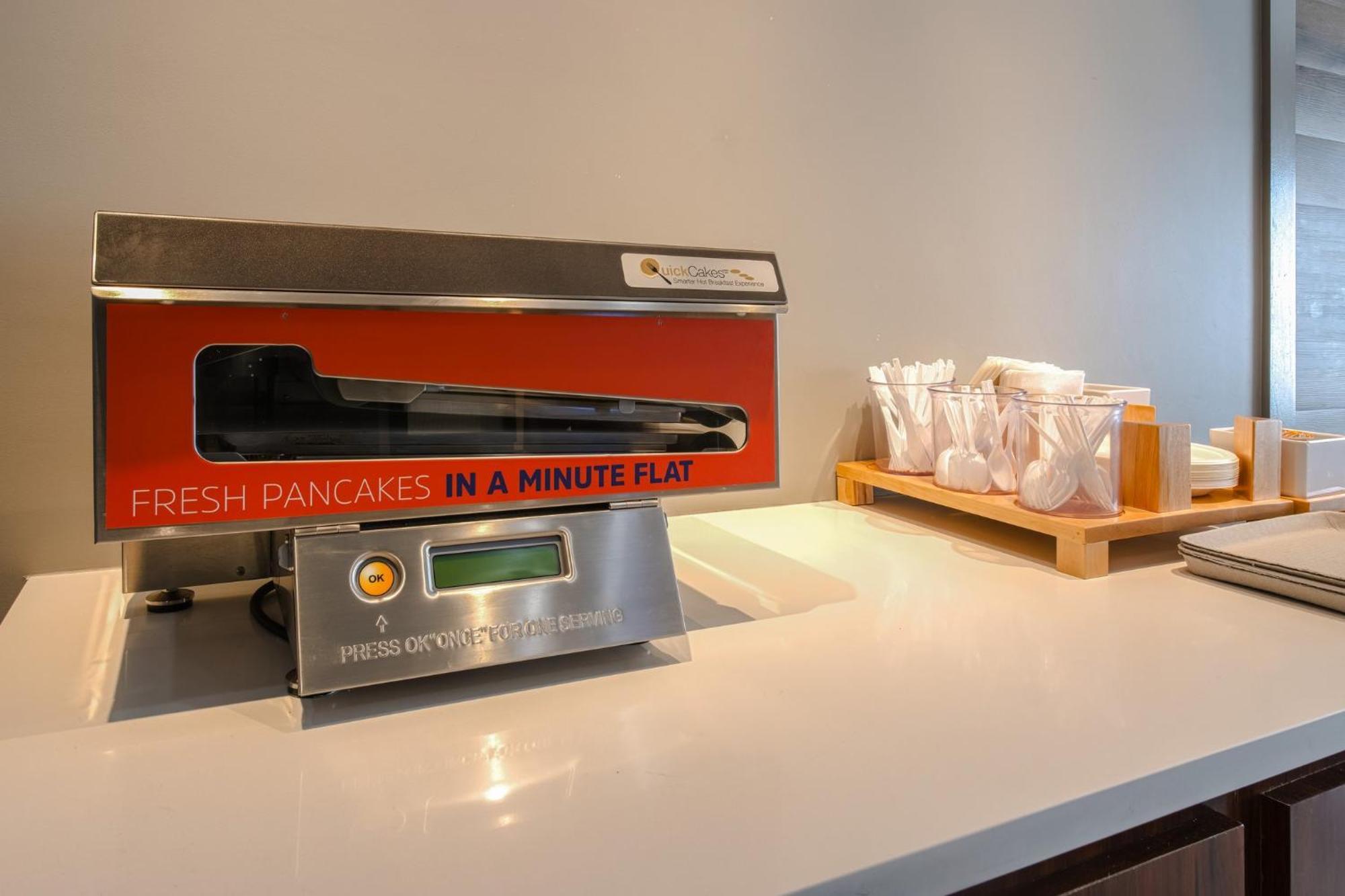 Holiday Inn Express Hartford-Newington By Ihg Bagian luar foto